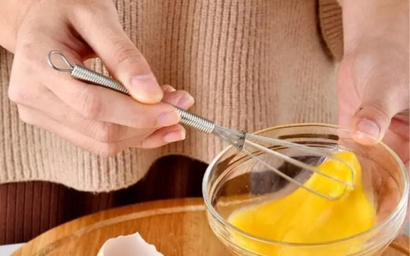 Đánh trứng theo chiều kim đồng hồ