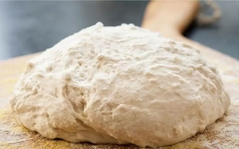 Dùng hai tay để vo tròn thành cục bột