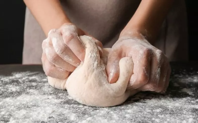 Dùng tay và lực cổ tay nhào bột từ bên ngoài vào trong