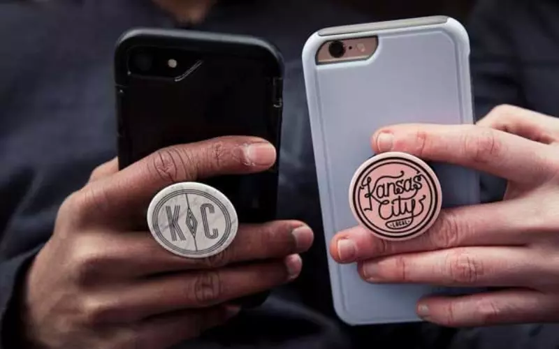 PopSocket thường được dùng để gắn vào mặt sau của điện thoại