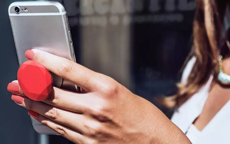 Bạn có thể cầm điện thoại chắc chắn hơn nhờ vào PopSocket