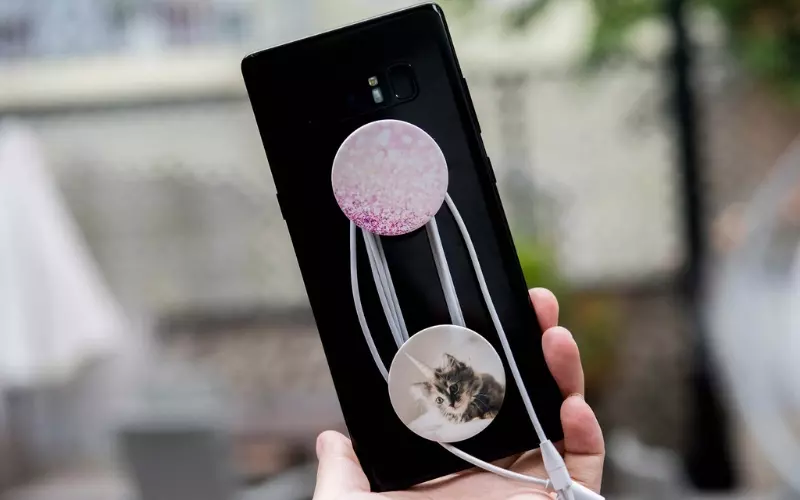 Bạn có thể quấn dây tai nghe vào PopSocket