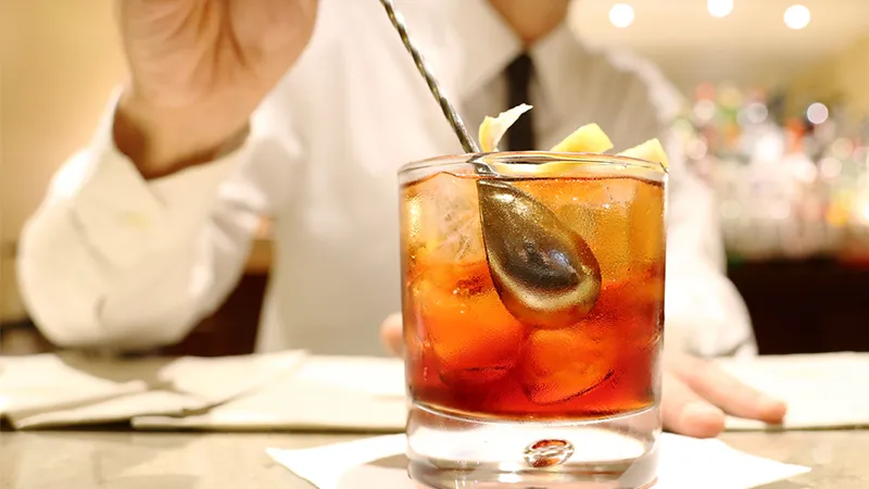 Cách pha chế cocktail Martini dạng Stir