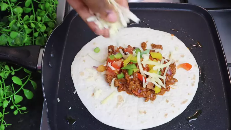 Sắp cà chua, dưa leo, xà lách, thịt bò và phô mai cắt sợi lên