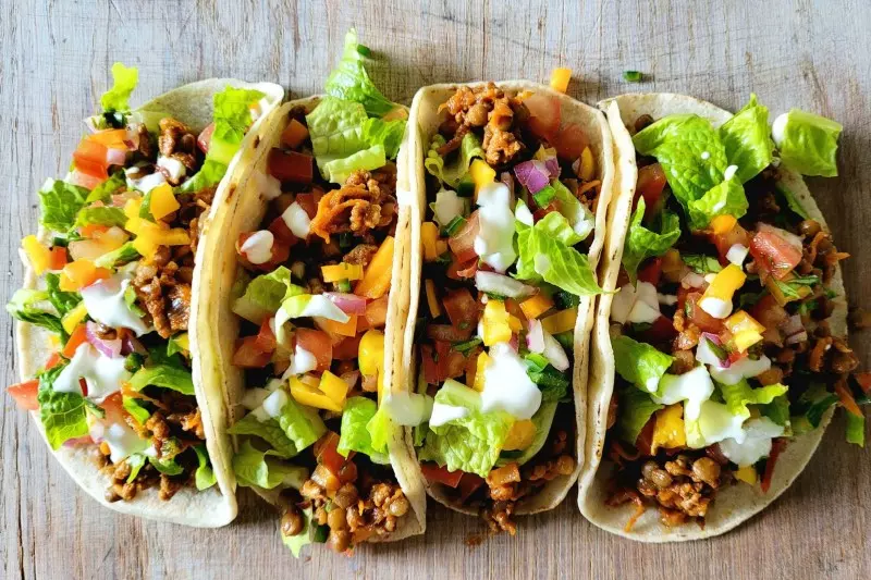 Tacos được nhiều người biết đến như một loại bánh kẹp thịt