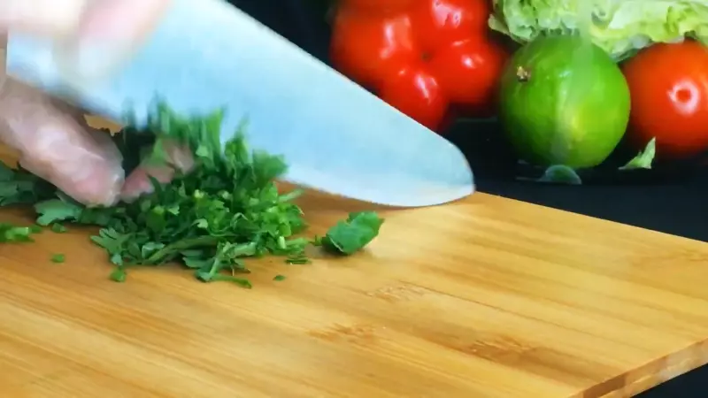 Xà lách, ngò rửa sạch và cắt đoạn tầm 2cm