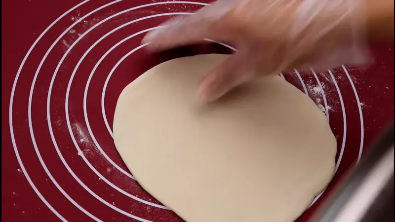 Cán bột thành từng miếng tròn