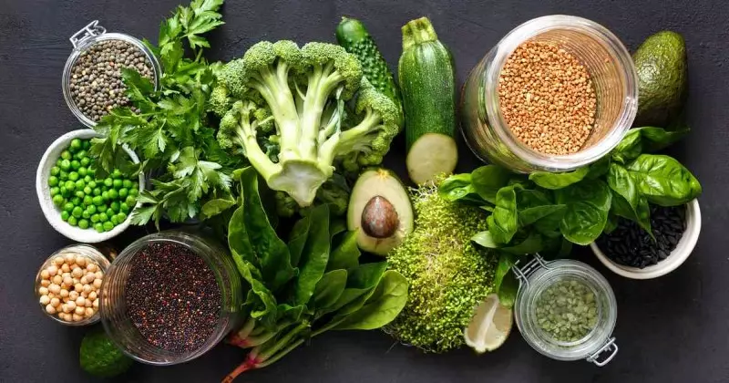 Bổ sung chất xơ trong chế độ ăn uống như ăn nhiều rau củ, trái cây,...
