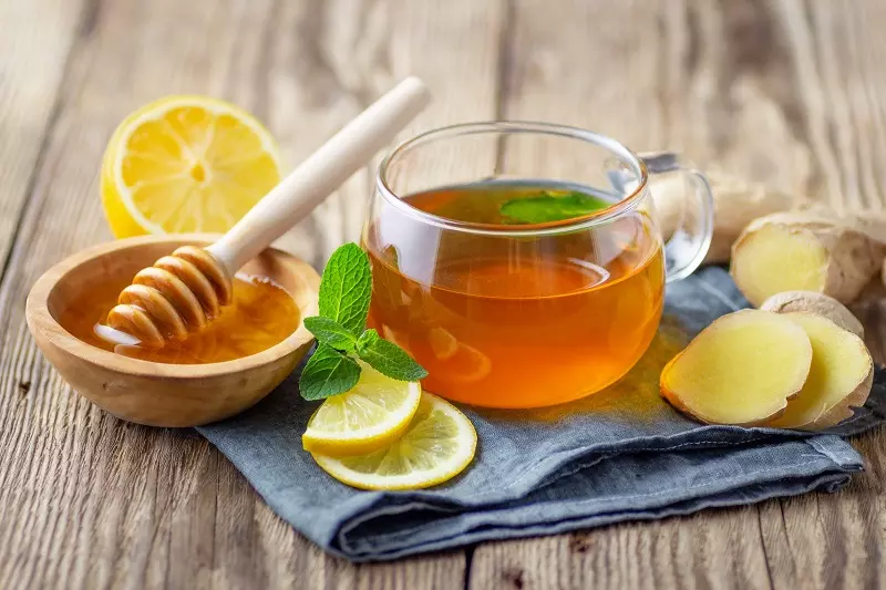 Mỗi buổi sáng thức dậy bạn nên uống một ly nước chanh ấm pha chút muối