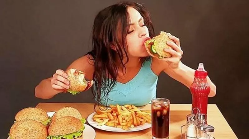 Một trong những nguyên nhân gây táo bón có thể kể đến là do ăn nhiều chất béo