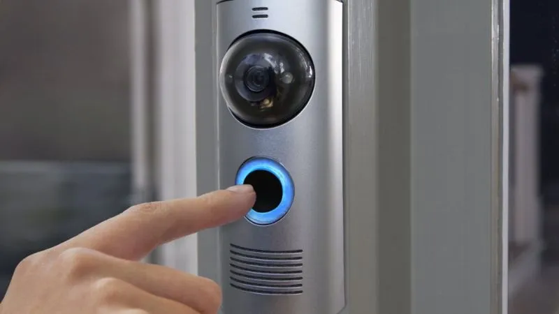 Thiết bị này sẽ cho bạn biết được ai đang đứng trước cửa và bạn có cho phép họ vào hay không