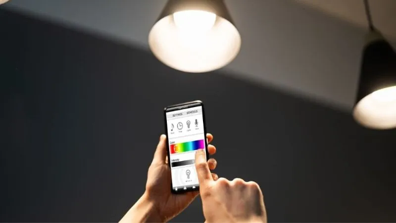 Dễ dàng điều khiển bật, tắt, điều chỉnh cường độ và thay đổi màu sắc bằng loa thông minh hoặc các thiết bị cầm tay