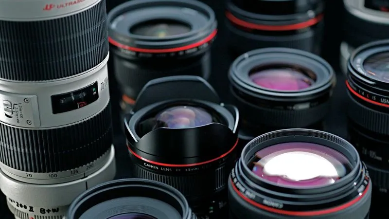 Hiện nay có 2 loại ống kính phổ biến là ống kính cố định và ống kính zoom