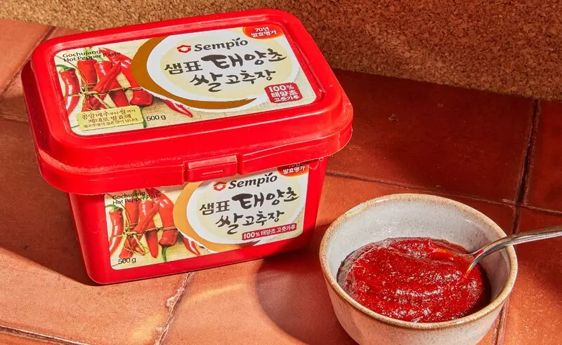 Gochujang đem đến cho món ăn vị cay nồng đặc trưng đầy hấp dẫn.