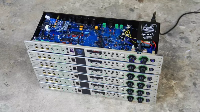 Một số kết hợp kỹ thuật số cao cấp còn đi kèm với bảng đèn LED hiển thị thông tin