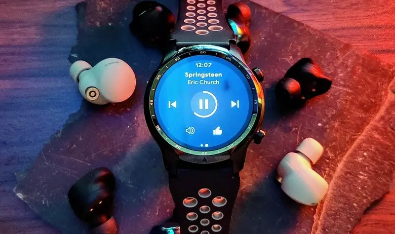 Wear OS cho phép bạn tải xuống và phát nhạc trực tuyến