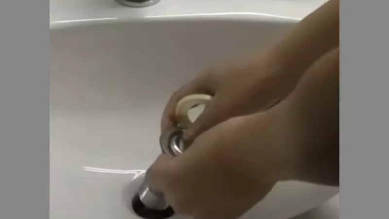 Sử dụng dụng cụ mở đai ốc và đưa vào lỗ hở trên bề mặt của bồn rửa