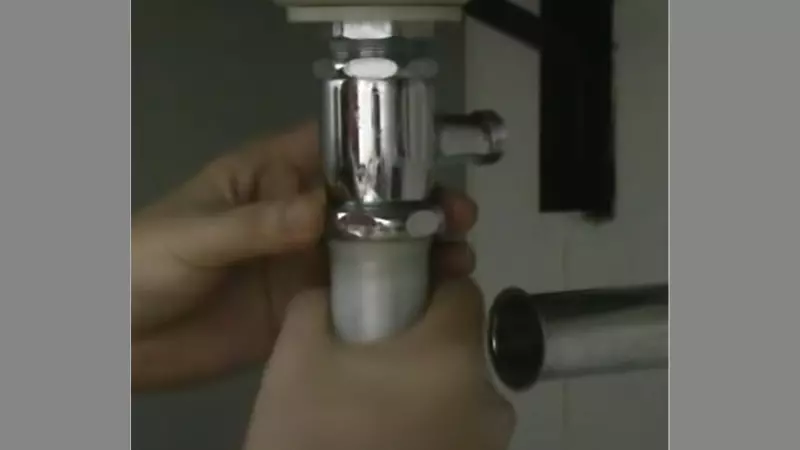 Bạn hãy lắp đặt xi phông vào ống thải nước và sử dụng cờ lê để vít chặt các chốt lại với nhau