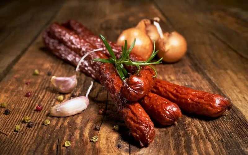 Kolbász là một loại xúc xích hun khói nhẹ có nguồn gốc từ Hungary