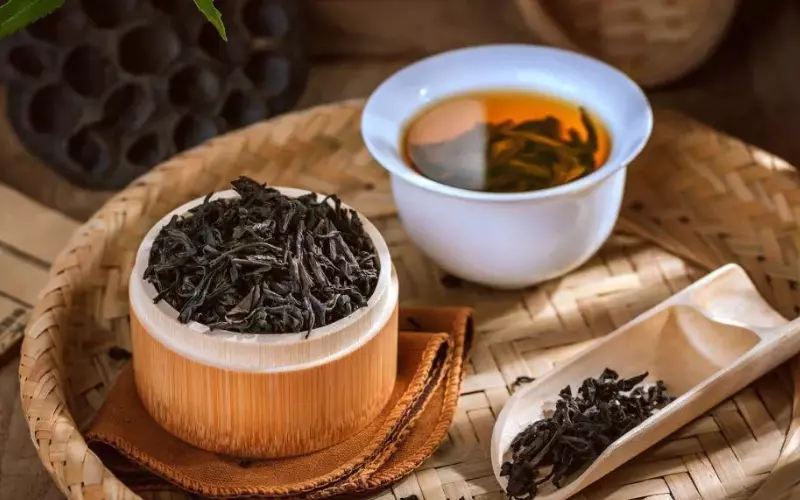 Trà đen thường được pha tại nhà bằng lá chè xanh đã làm khô