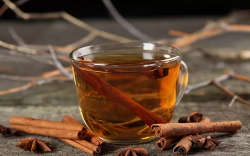 Trà quế có màu vàng sẫm nghiêng về nâu