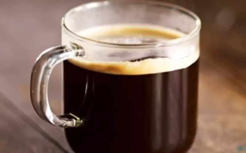 Các bạn cho cà phê vào bộ lọc porter