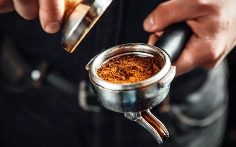 Lắp bộ lọc porter chứa cà phê