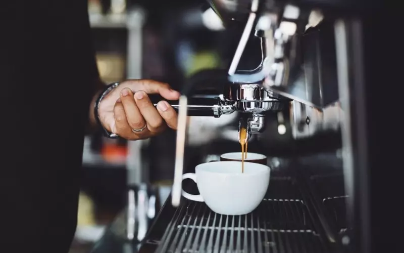 Cho tách vào dưới vòi của bộ lọc porter