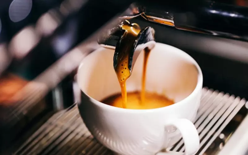 Một ly Americano chỉ đơn giản gồm espresso và nước sôi