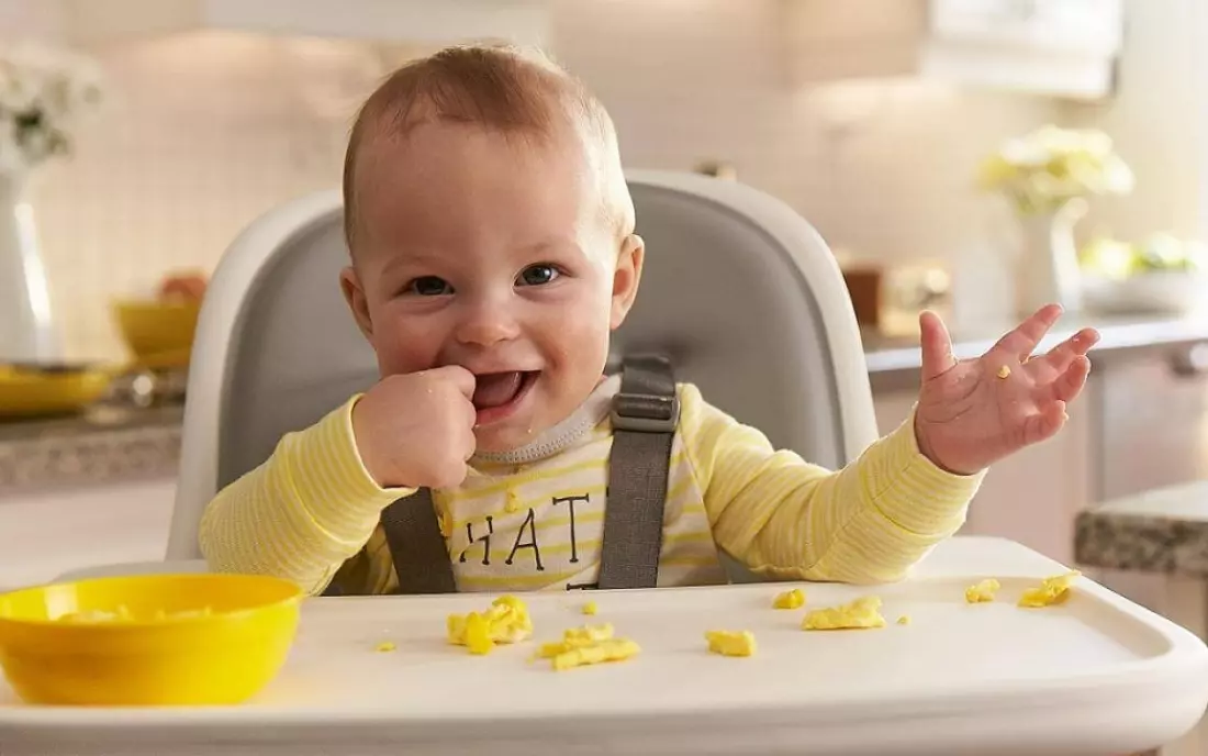 Ăn dặm là giai đoạn để bé chuyển từ việc bú mẹ sang làm quen với thức ăn thô