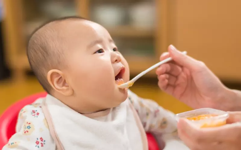 Độ tuổi thích hợp cho các bé ăn dặm chính là 6 tháng tuổi