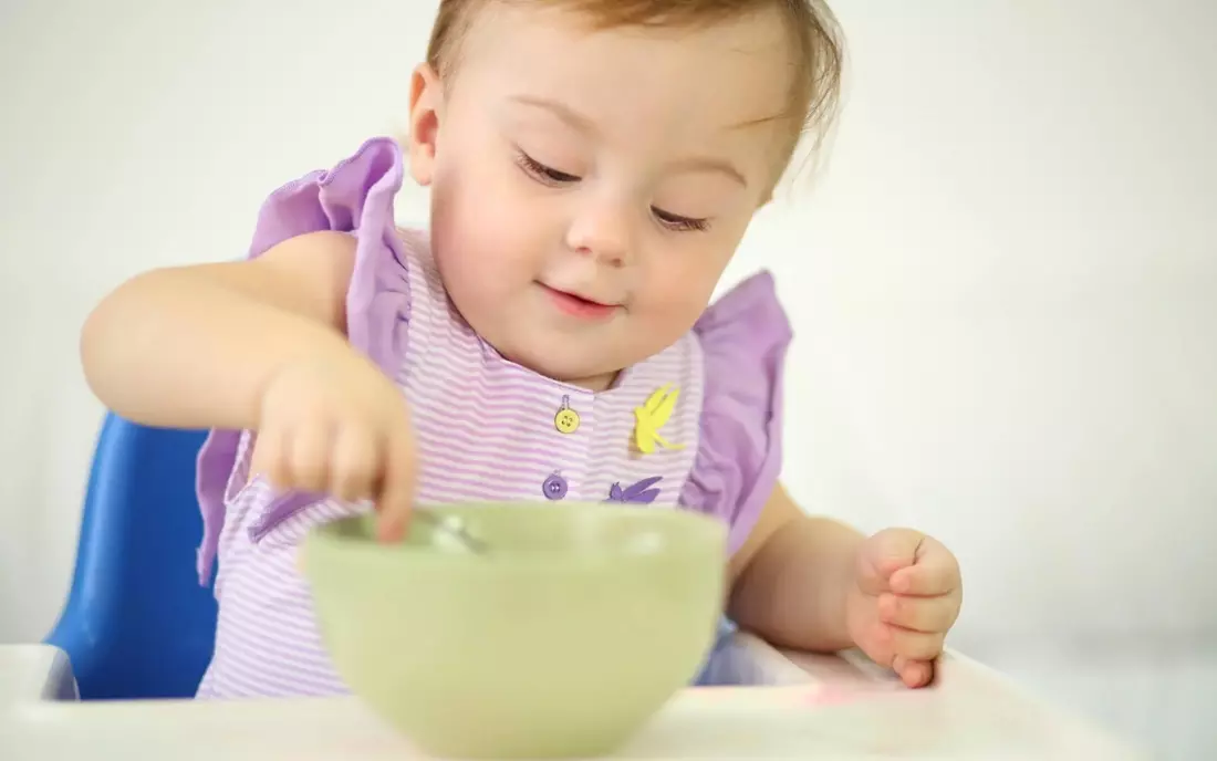 Nên luyện tập để bé làm quen với lượng món ăn