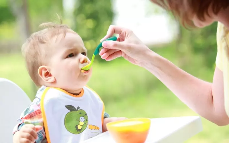Bắt đầu bằng việc cho bé ăn với số lượng ít