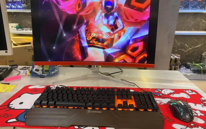 Bàn phím Lightning Forever có vẻ ngoài sang trọng, logo ấn tượng
