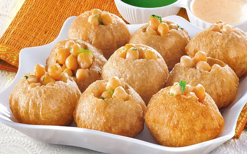 Pani Puri đậm tràn mùi thơm từ nước sốt cùng màu sắc sặc sỡ