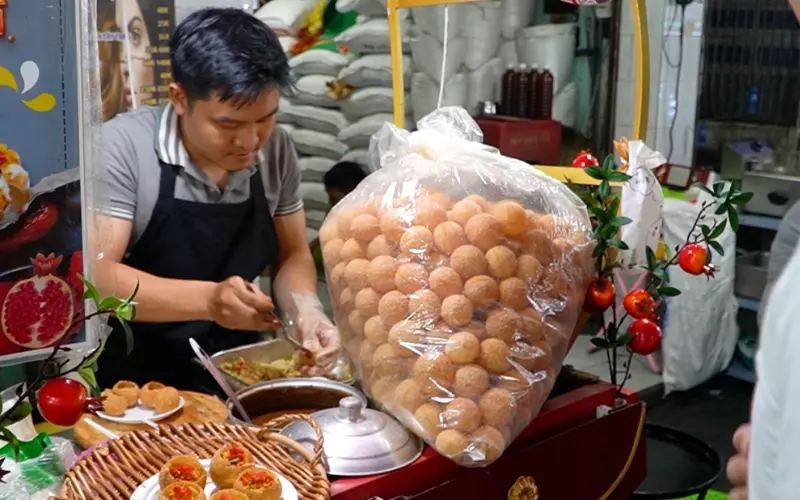 Món bánh Pani Puri dần trở nên phổ biến tại Việt Nam