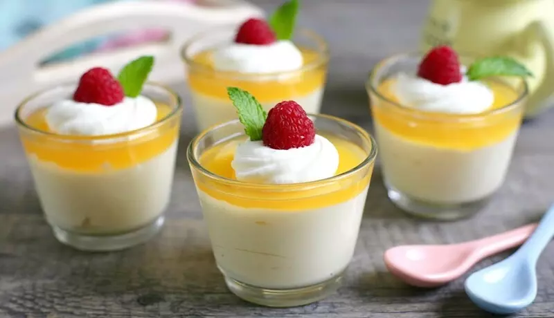 Bánh mousse chanh leo có hương vị hơi chua của chanh leo và màu vàng bắt mắt