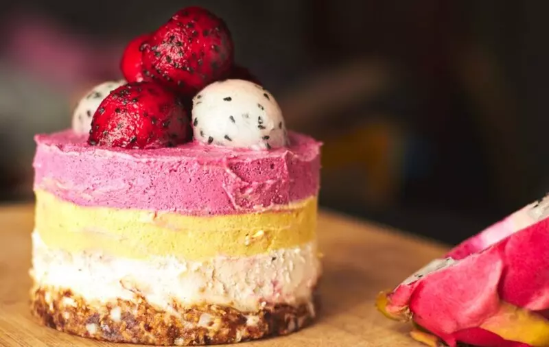 Bạn sẽ cảm nhận được vị đặc trưng của thanh long và vị của sữa tươi và whipping cream