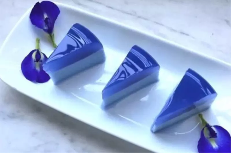 Màu xanh mát mắt của hoa đậu biếc chắc chắn sẽ làm mê mẩn những bạn “nghiện” màu xanh