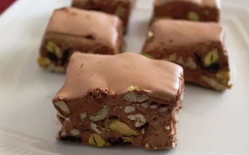 Nougat nâu thường đậm đặc và có phần giòn hơn