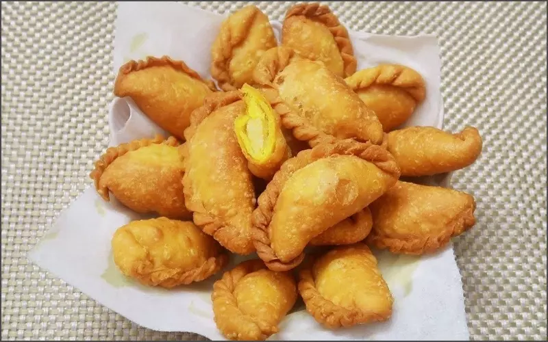 Bánh quai vạc được tạo hình giống chiếc quai vạc, gấp lại theo hình bán nguyệt và tạo hình gợn sóng ở phần mép bánh
