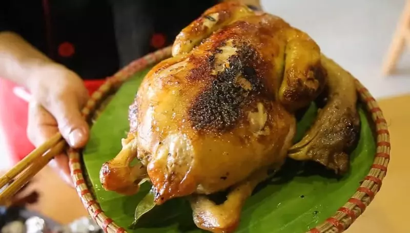 Nhờ giấy bạc mà gà có thể chín toàn diện mà vừa giữ được độ mềm