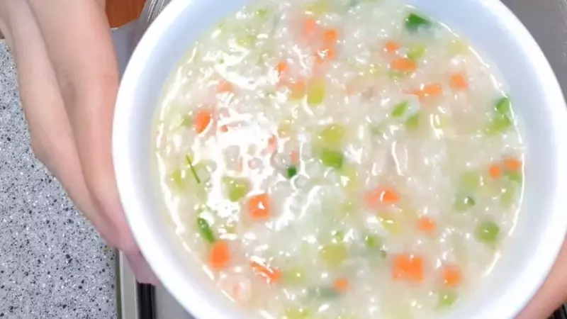 Món cháo bí ngòi tôm cà rốt là một lựa chọn tuyệt vời cho bé ăn dặm từ 8 tháng tuổi trở lên