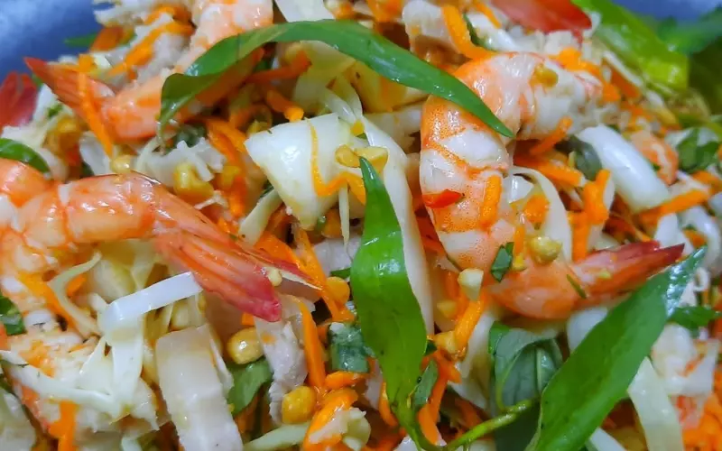 Món gỏi với hương vị chua ngọt, tươi mát cùng miếng bồn bồn giòn