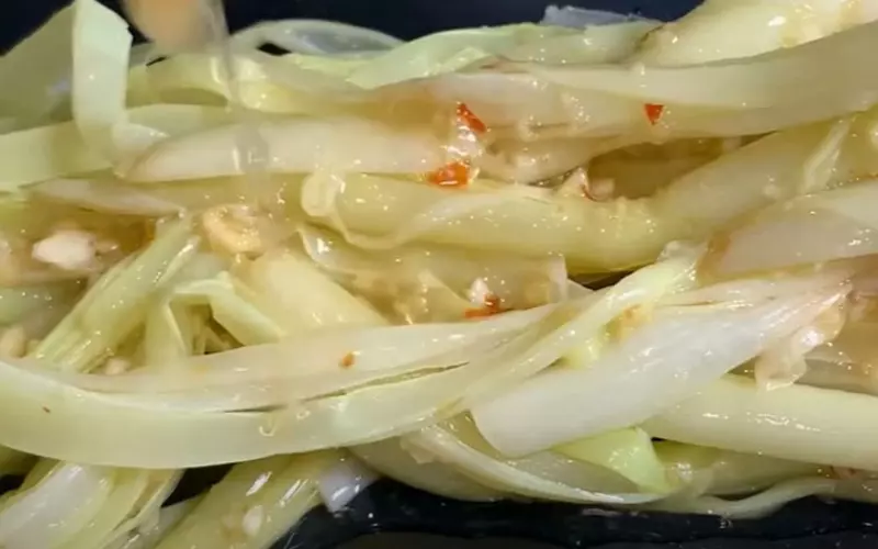 Mùi vị thấm chua và giòn sực của từng miếng bồn bồn khiến bữa cơm trở nên ngon miệng hơn