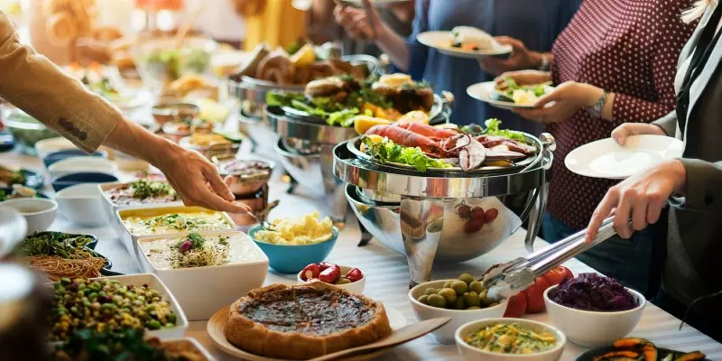 Buffet là từ bắt nguồn từ tiếng Pháp, được hiểu là "tự chọn" hoặc "tiệc đứng"