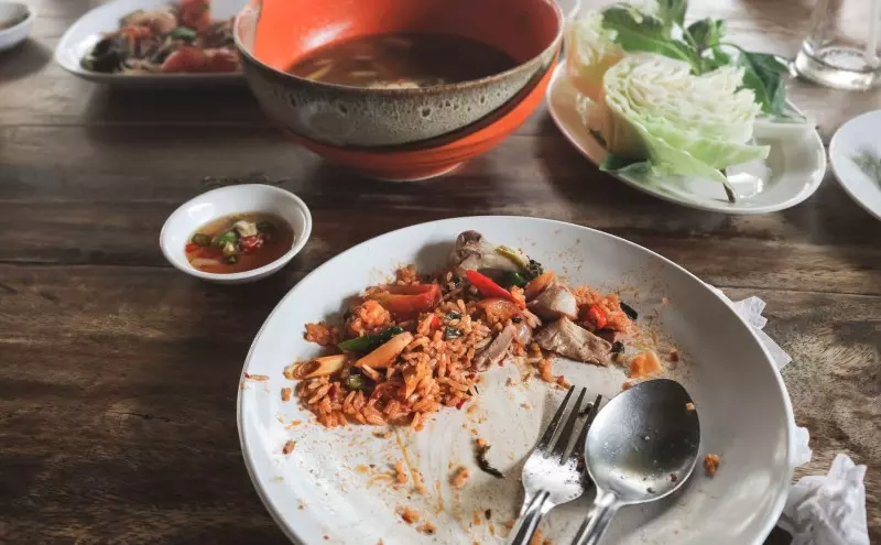Thức ăn thừa quá nhiều nhà hàng có thể phụ thu thêm từ bạn đấy