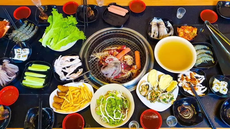 Tại đây, bạn sẽ được lựa chọn nhiều loại cá, thịt, hải sản,... để nướng
