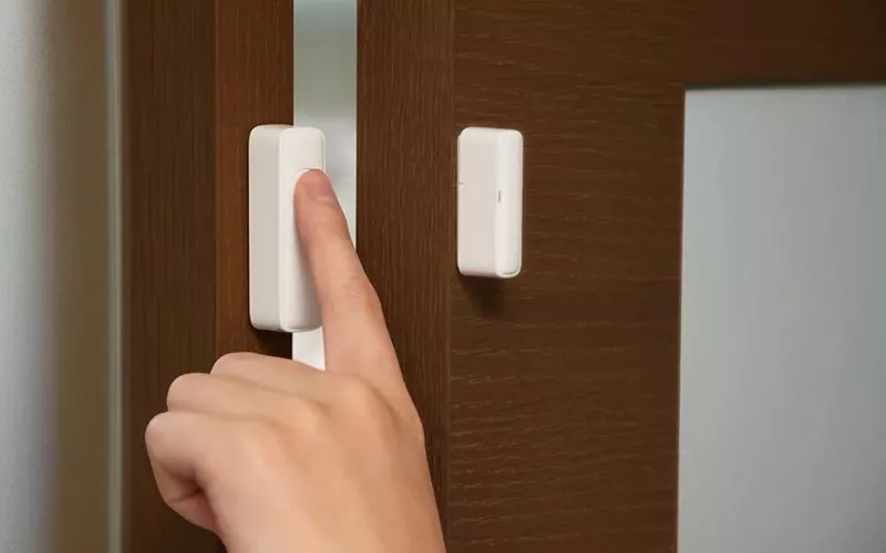 Cảm biến cửa sẽ báo động khi nhận biết có người lạ đột nhập vào nhà