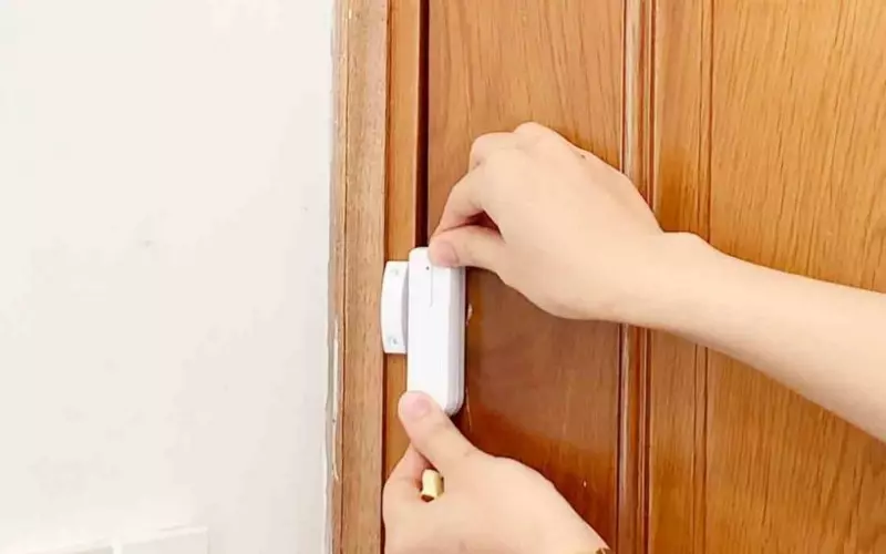 Cảm biến cửa được cấu tạo từ hai phần để kích hoạt hệ thống báo động
